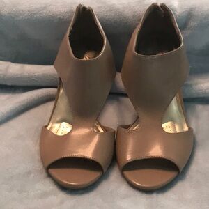 Open toe sandal with heel